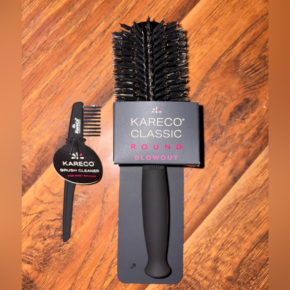 Classic Round Blowout Brush And Brush Cleaner Black